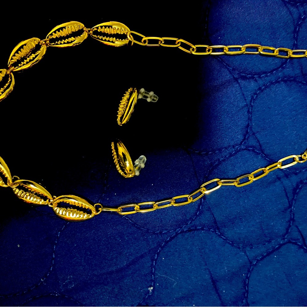 Necklace and stuff earrings set